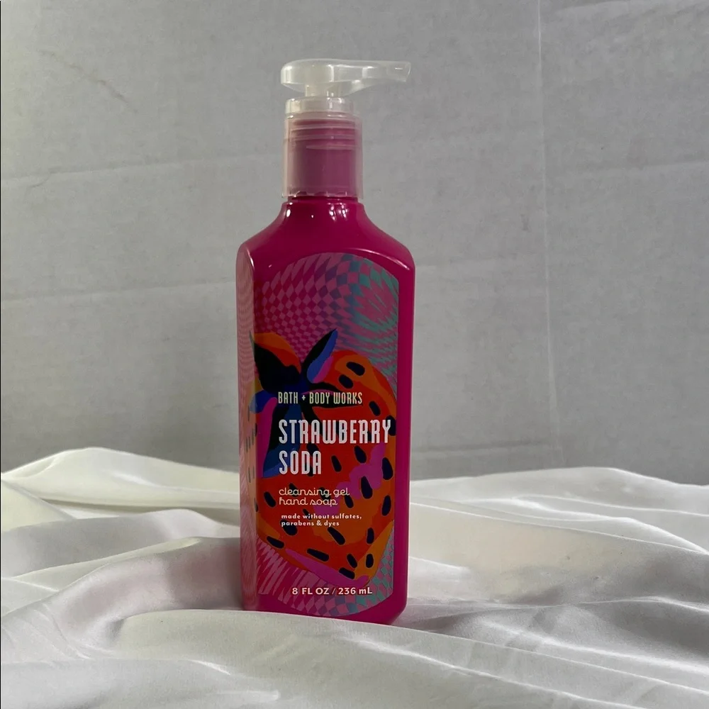 Bath & Body Works‎ Strawberry Soda Hand Soap - Vibrant Pink